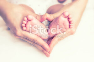 baby-feet-in-the-mother-hands